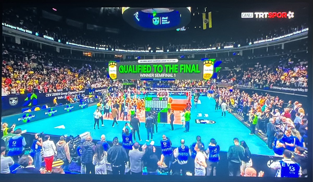 abdurrahimozer_'s tweet photo. Vakıfbank CEV yarı finalde Conegliano’yu muhteşem bir geri dönüşle yendi 🥳Maçın oyuncusu kesinlikle Boskovic! Dangubiç’e geçmiş olsun hediyesi olarak finali de almalılar artık! Bir de spikerin nefesine kuvvet, enfes bir anlatımdı 🤩 https://t.co/44T9FduqaI