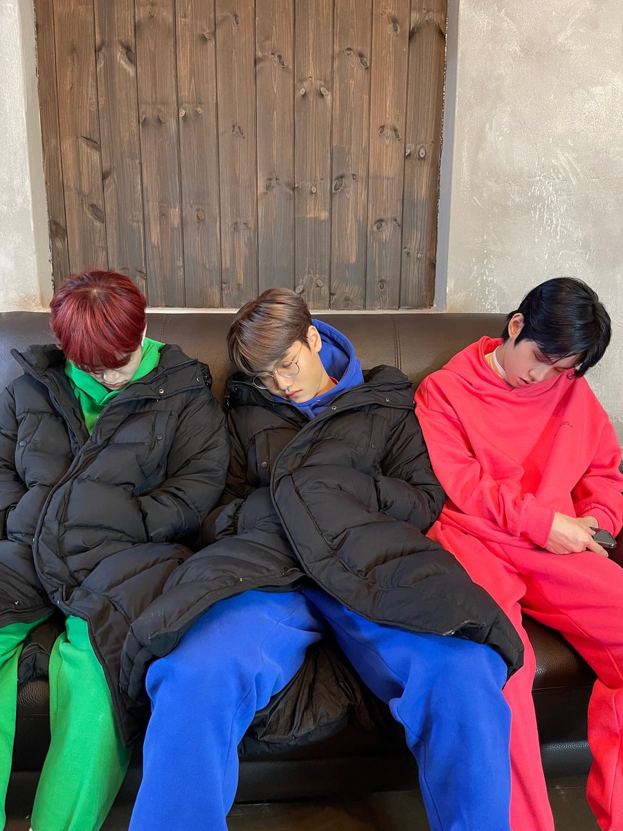appuri_bear's tweet photo. 남자들의 컴백을 기다리다 지쳐 쓰러진 휀걸의 모습과 다를바X https://t.co/fIRk8AdEAa