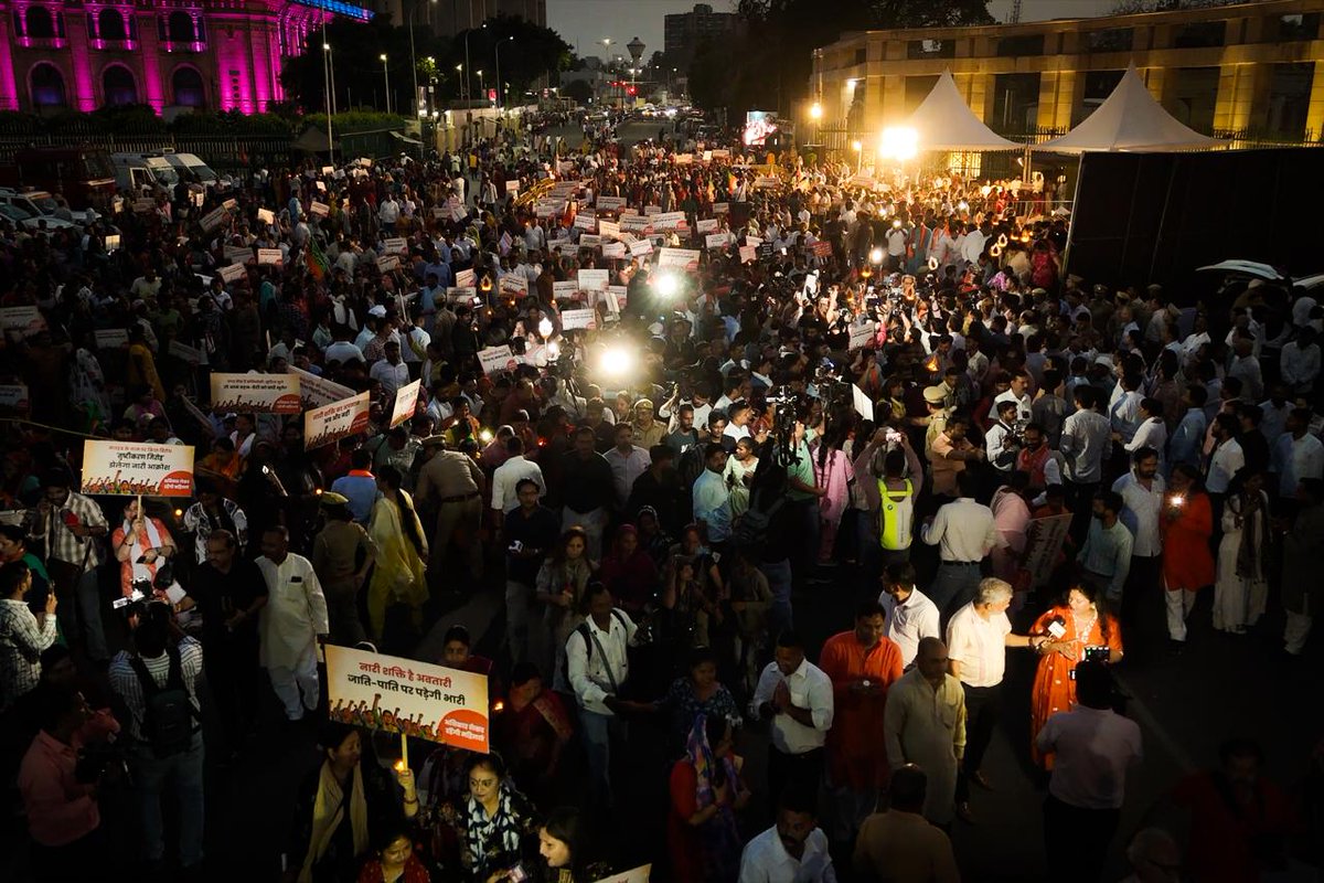 BJP4UP's tweet photo. 'नारी शक्ति वंदन अधिनियम' का संशोधन बिल पारित न होने के विरोध में लखनऊ में आयोजित “महिला आक्रोश मशाल यात्रा” में प्रदेश अध्यक्ष श्री @mppchaudhary एवं प्रदेश महामंत्री (संगठन) श्री @idharampalsingh ने सहभागिता की। https://t.co/mJHcDPPOI7