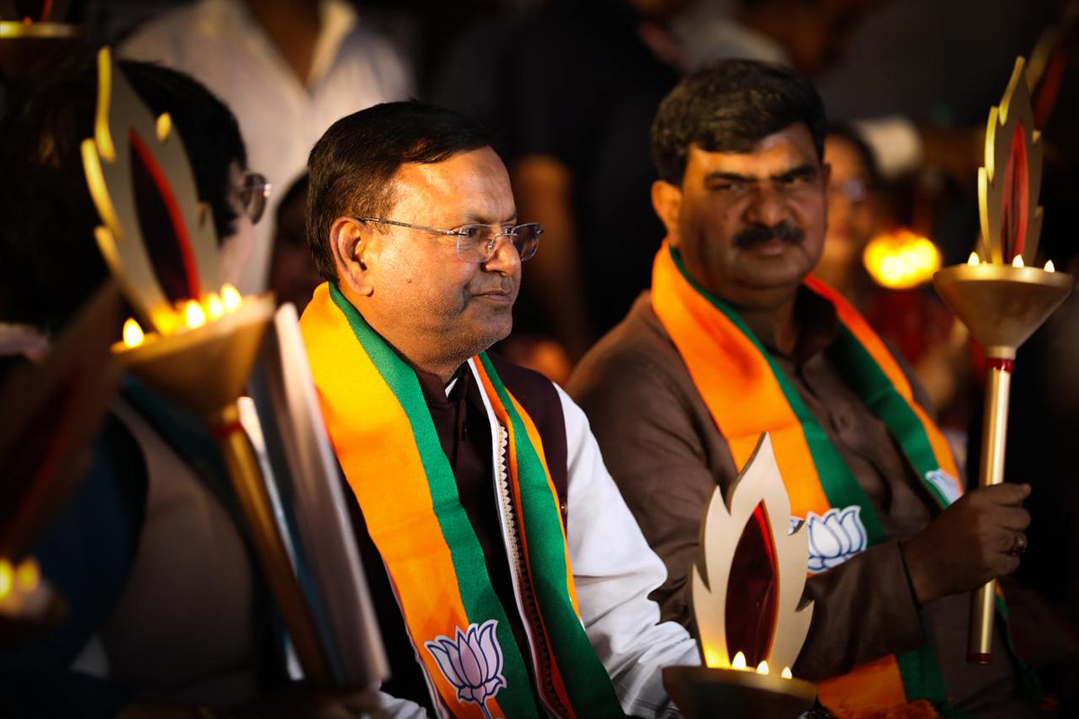 BJP4UP's tweet photo. 'नारी शक्ति वंदन अधिनियम' का संशोधन बिल पारित न होने के विरोध में लखनऊ में आयोजित “महिला आक्रोश मशाल यात्रा” में प्रदेश अध्यक्ष श्री @mppchaudhary एवं प्रदेश महामंत्री (संगठन) श्री @idharampalsingh ने सहभागिता की। https://t.co/mJHcDPPOI7