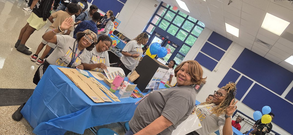 TeachGrowRepeat's tweet photo. We were excited to host our First Annual ECW Market! Our students worked hard to create, plan, and bring their ideas to life. It was a fun-filled event showcasing student-led PBLs. We are so proud of their creativity and entrepreneurship! @FultonCoSchools @ecwestwildcats https://t.co/LyXvyYv69u