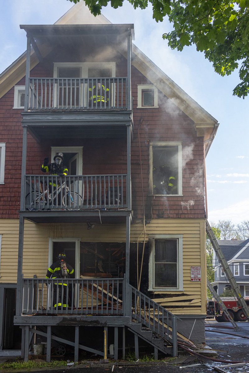 HartfordFire760's tweet photo. 🔥Working Fire 🔥
Our members operated at a working fire on #Edgewood Street in the city’s #NorthEnd section of the city earlier this morning. Companies arrived to heavy smoke in an occupied residential building. #HFFLOCAL760
📸 @SquadFirePhotos https://t.co/CrAywjYKZU