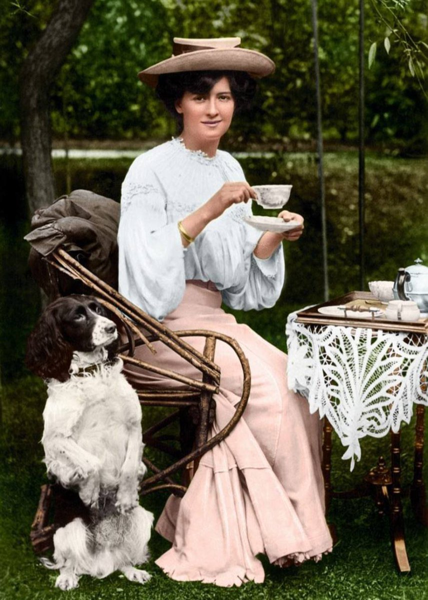 BygoneBritain's tweet image. 🇬🇧  Edwardian music hall star Millie Legarde takes afternoon tea in her garden in 1905