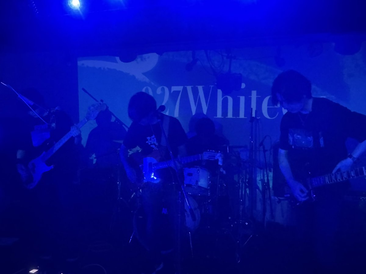 Yohan_Atrum's tweet photo. 1027Whiteout (@1027whiteout)さんのライブを観に行ってきたよ〜〜〜
初手から『ナハトムジーク』やるのはずるいって！！本家の最強バンドサウンドを聴いて泣かされた……
『幽霊少女』そして『ブルーノート』の展開、良すぎんだろ……
すてきなステッカーもお迎えしました✨
マジで聴けてよかった…… https://t.co/yYLeX3qTBc