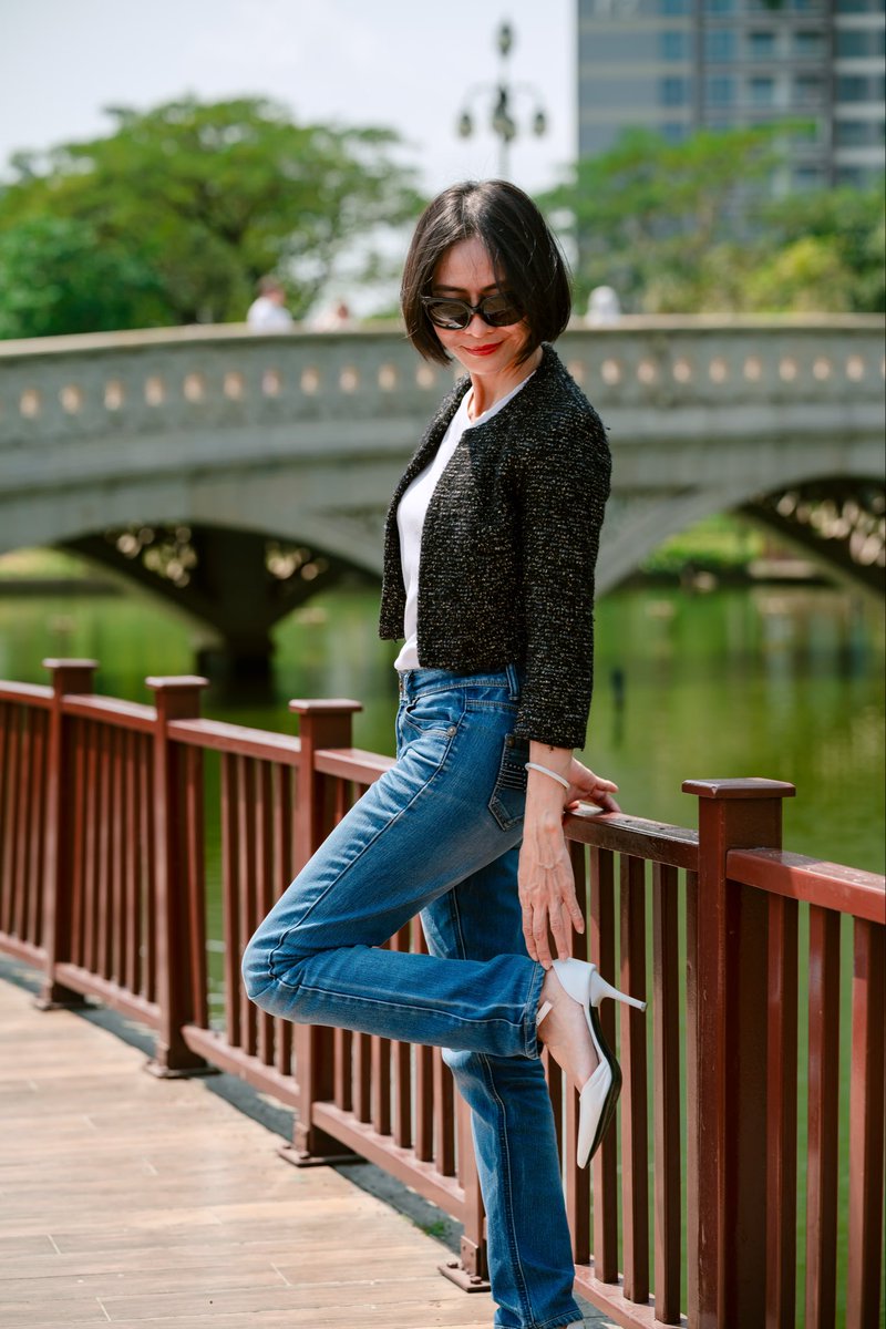 BeselfBoss's tweet photo. I drifted past the first rain of summer, 
A hushed afternoon, a lone cup of tea, 
Drops pitter-pattered through autumn's stray strands, 
As winter turned, and spring knocked soft , uncertainly.

Em lỡ qua cơn mưa đầu hạ
Chiều yên quán lặng, mảnh trà đơn
Tí tách rơi, tóc thu, góc lạ
Đông chớm sang, xuân gõ cửa hờ.