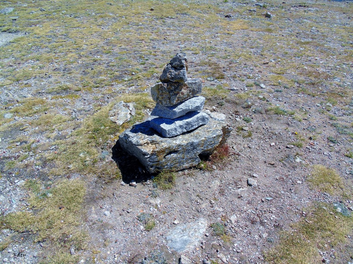 KatySnchez's tweet photo. Mojón. También funcionan como puntos de referencia para guiar a los viajeros por rutas seguras.   #mojón #senderismo #hacerfotos  #piedras #hito https://t.co/idWevRlSJ1