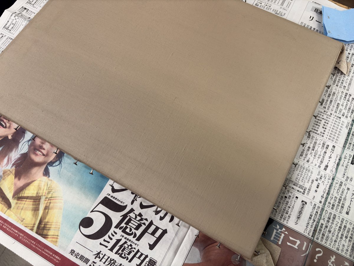 KuraishiKotaro's tweet photo. 前夜に発見して申し込んで今日教わったキャンバス地塗り。
今まで感じていたキャンバスについての疑問が解消して腑に落ちた。
支持体だいじ。
けっきょく時代を遡ることになるし、けっきょくこういう流れになるんだなあ。
ありがとうございました。

@torilogy_ https://t.co/2LLg5QUq0L