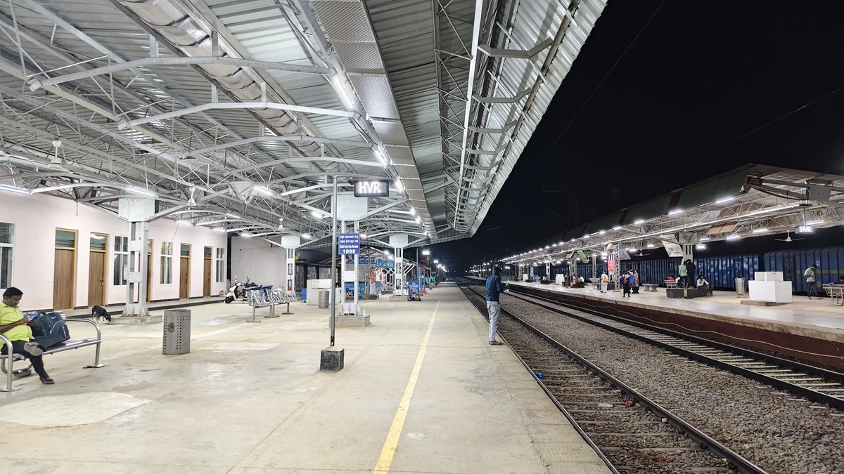 shankarappu92's tweet image. Night look of the #Haveri #Railway station. Redevelopped station, with passengerfriendly system #MylaraMahadevappaRailwayStation  

#ಹಾವೇರಿ ರೈಲು ನಿಲ್ದಾಣ @SWRRLY
#indianrailways #train #AmritStation #BengaluruHubballiLine
Translate to kannada