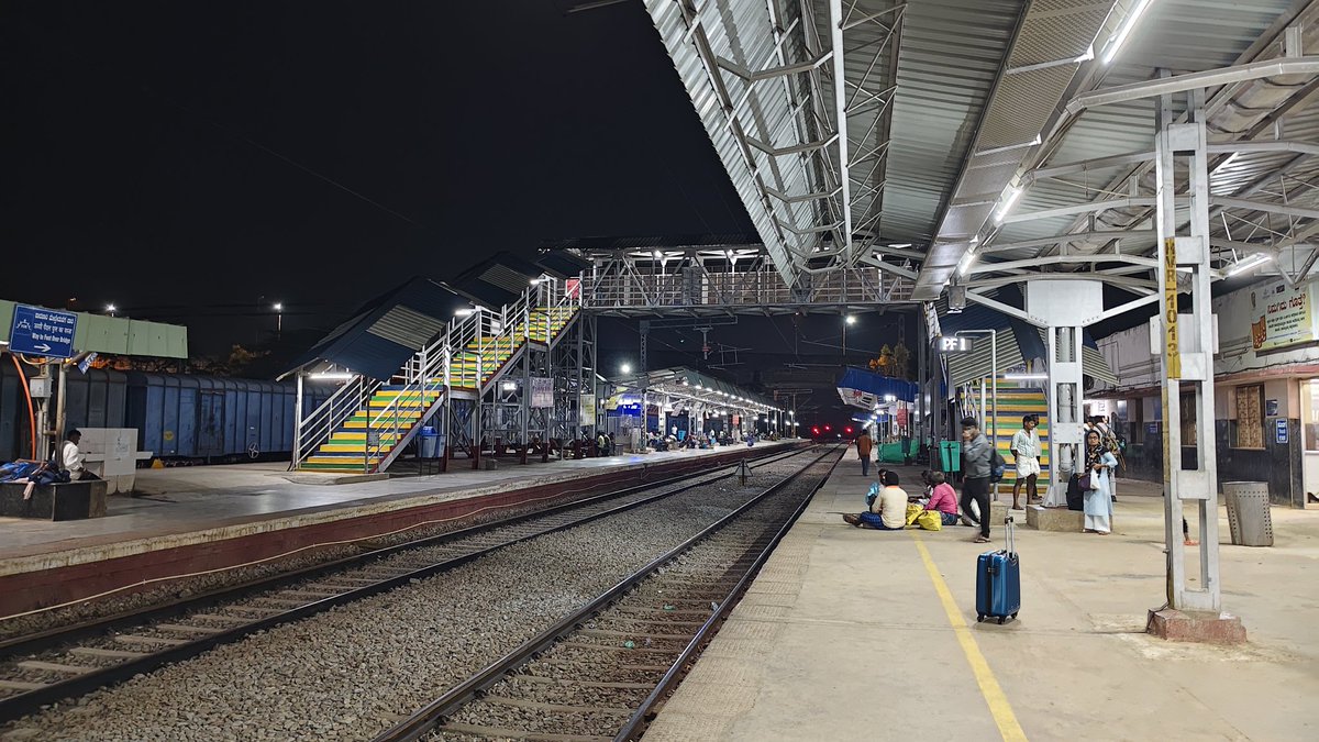shankarappu92's tweet image. Night look of the #Haveri #Railway station. Redevelopped station, with passengerfriendly system #MylaraMahadevappaRailwayStation  

#ಹಾವೇರಿ ರೈಲು ನಿಲ್ದಾಣ @SWRRLY
#indianrailways #train #AmritStation #BengaluruHubballiLine
Translate to kannada
