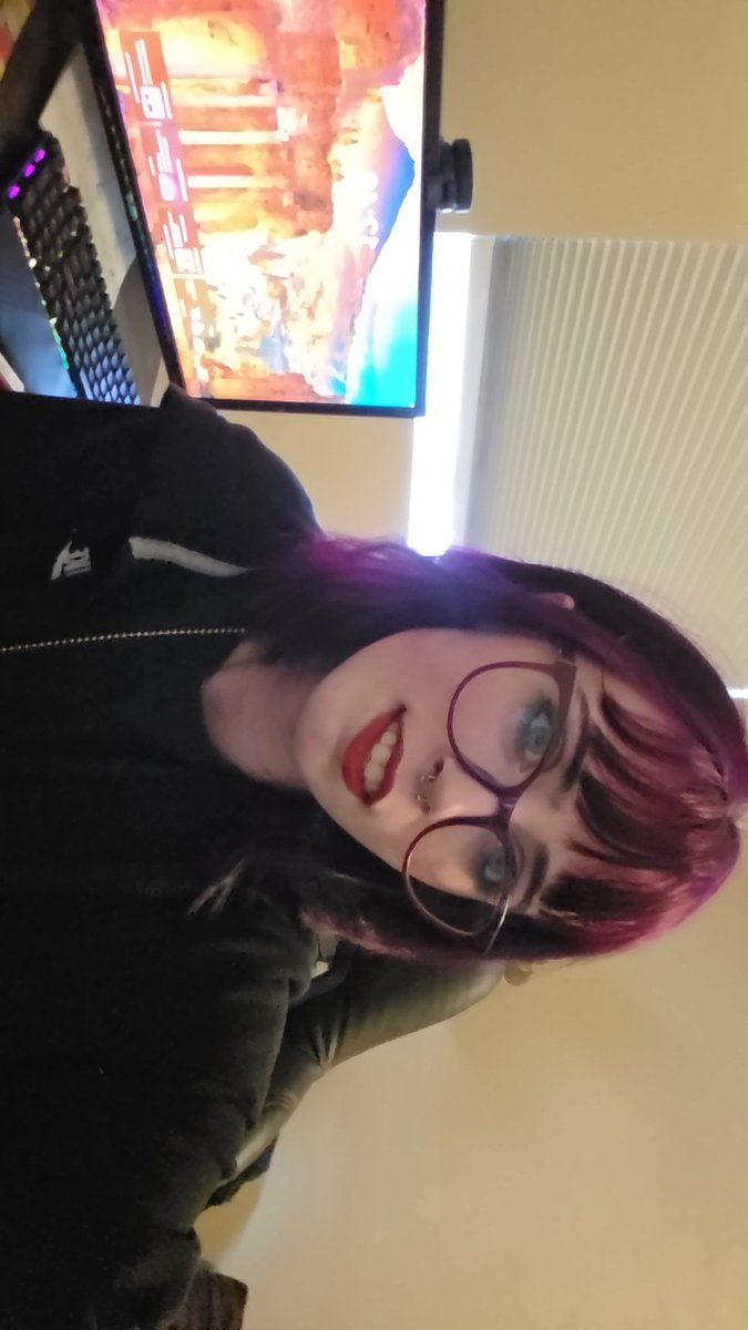 VirtualSarahh's tweet photo. I love that my hair goes good with my glass tooo https://t.co/e75XWMNP9U
