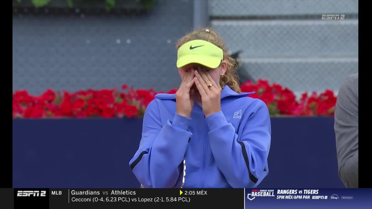 ESPNtenis's tweet image. Entre lágrimas, Mirra Andreeva agradeció a su equipo tras la final. 🥲💔

#Madrid