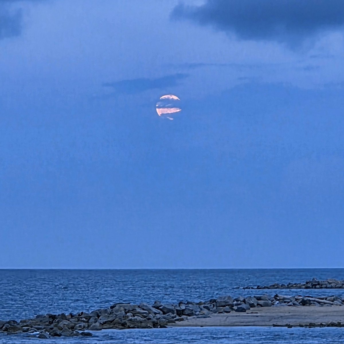 bazla_s's tweet photo. langit kita berbeda koordinat, namun di bawah bulan yang sama, rindu ini tetap terpahat... https://t.co/aUykrYUsEa