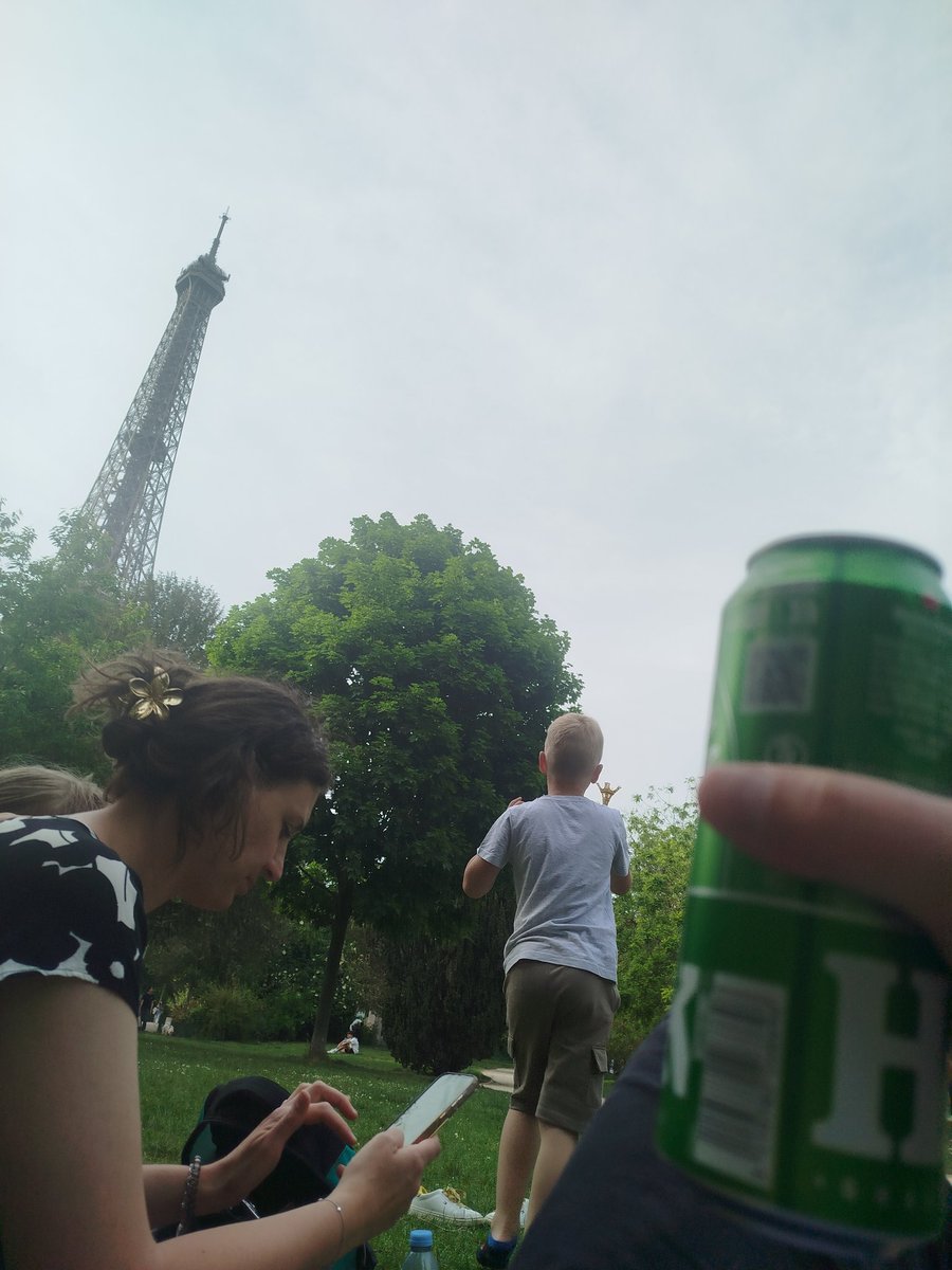 Arendinho's tweet image. Radio @RTVNoordSport aan, biertje, kinderen spelen tikkertje onder de Eiffeltoren en ik heb een koude halve liter. Kan het leven beter? #groningen #groexc #radionoord #rtvnoord #paris
