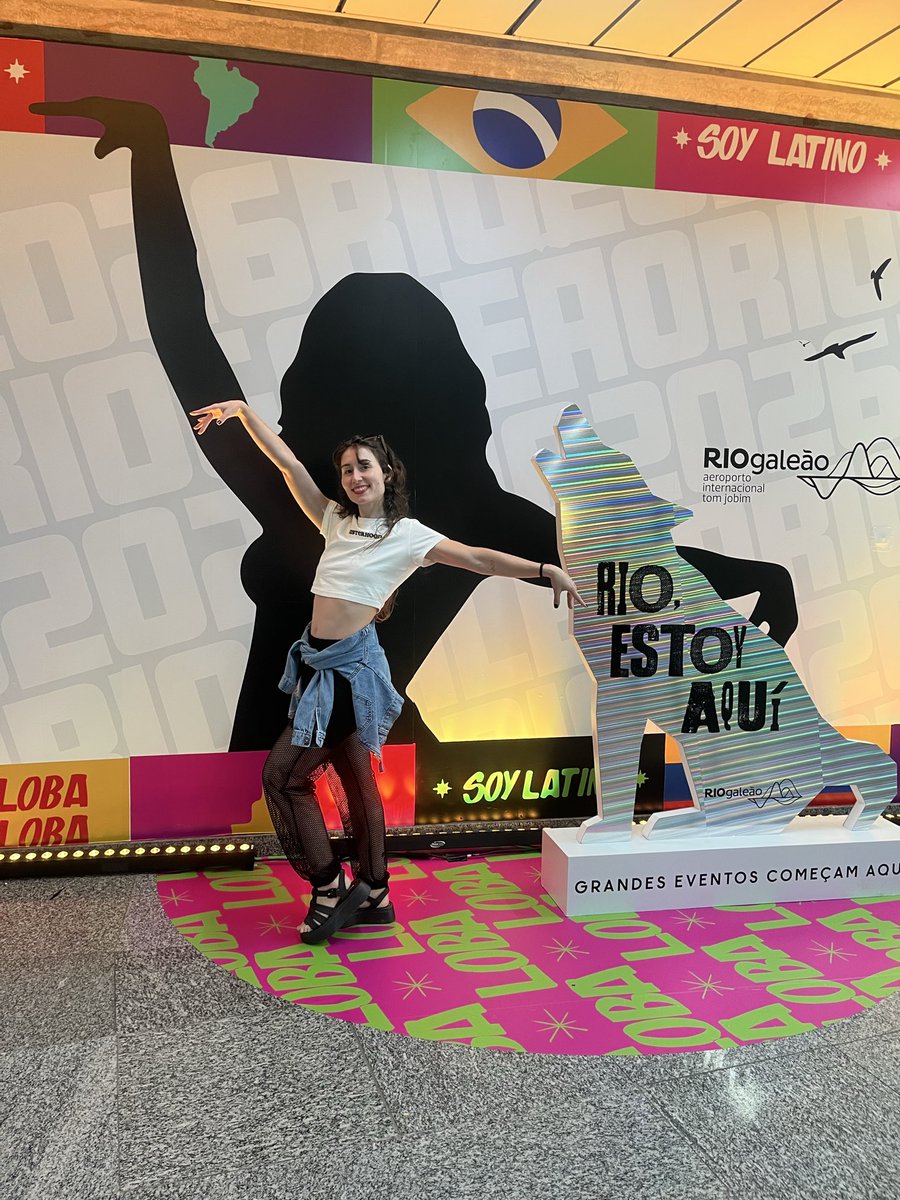 umpierrezcamila's tweet photo. #SantanderConLaReina Sou cantora, Shakira sempre foi minha referência como artista e como pessoa. Mesmo hoje, cantando Ópera, ELA é referência para minhas performances. Eu sou fã há mais de 20 anos. Eu mereço um VIP. Tô sofrendo demais que até agora não fui notada. @santander_br https://t.co/rUF86MxeBL