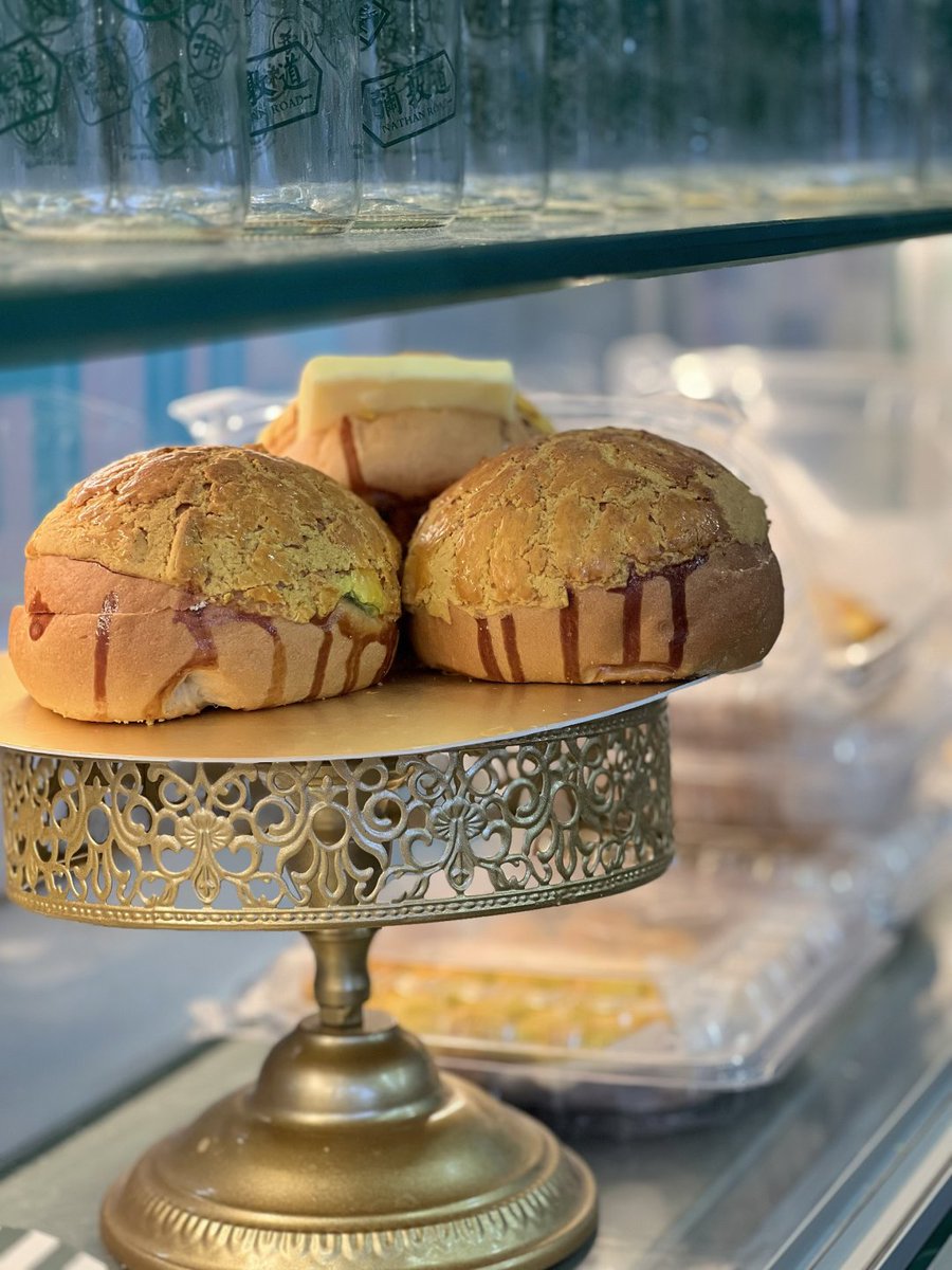 This tea shop has delicious milk tea and tasty desserts!