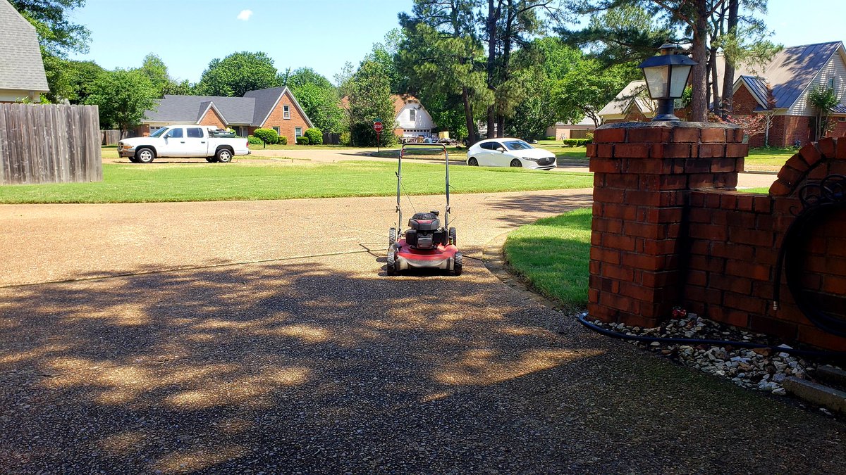 rwyjunior's tweet image. Half the front yard is done
Break number one 
#Memphis #Mowin with #Rainbow Stargazer