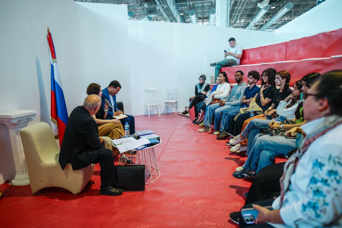 DRejichi's tweet photo. Comme chaque année, la maison russe 🇷🇺 ouvre son stand à la foire du livre de 🇹🇳. En 2026 pas d'ouvrages de propagande sur la Crimée (et le stand est globalement peu fourni).
L'invitée d'honneur est Anna Matveeva, une écrivaine et critique littéraire au profil très lisse. https://t.co/r7iH2dhLiJ
