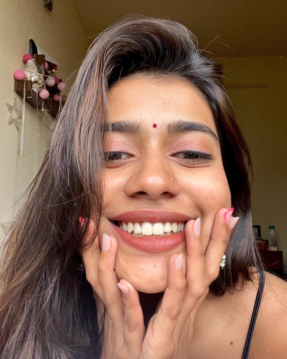 pretty desi women. tweet media