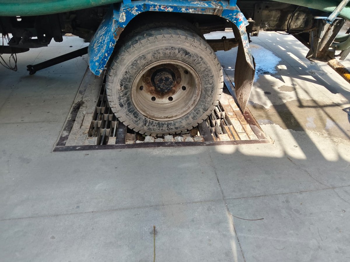 sandeepvk's tweet photo. Broken stormwater manhole in NRI Colony, Pragathi Nagar, earlier welding failed within days. Today a water tanker got stuck, and this poses a serious risk to lives. 
Requesting to replace with a proper cast iron cover before a major accident occurs. 
@GummallaSrijana @CMC_Offcl https://t.co/gHgnlMmFhF