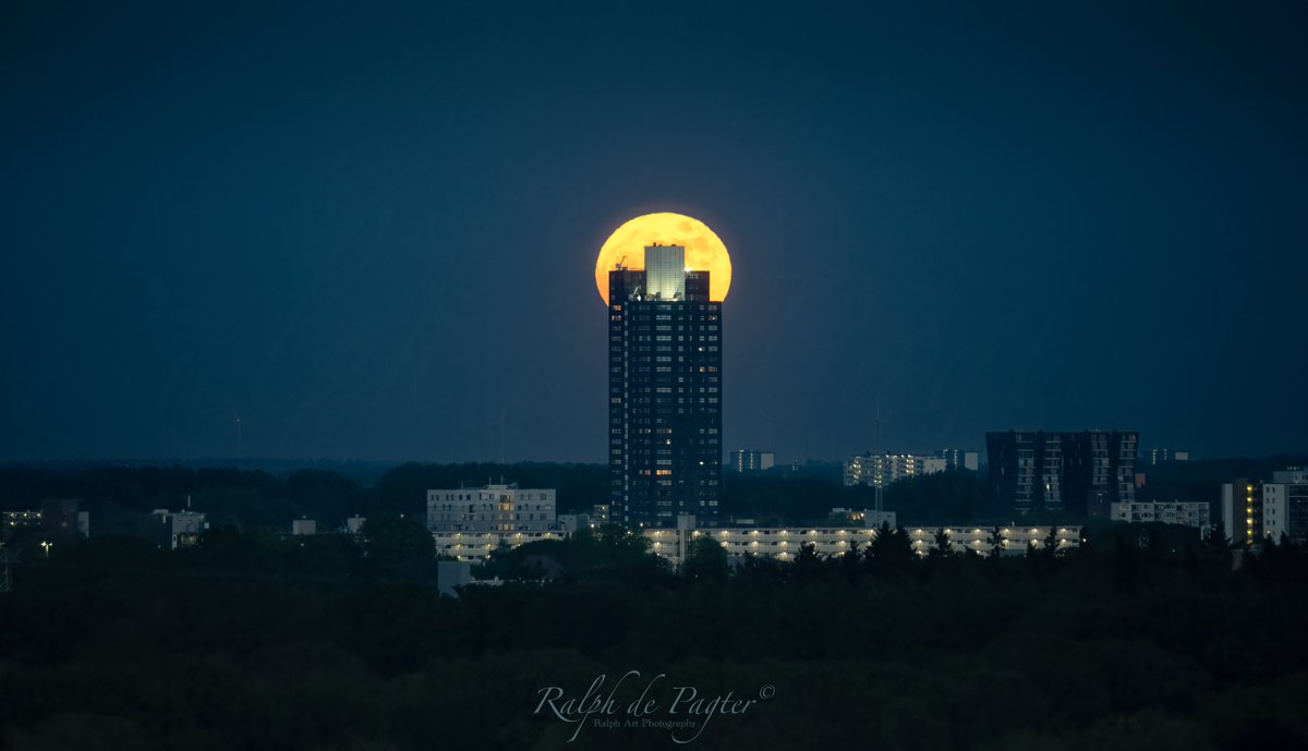 CherryPic of the Day: Fullmoon Cityscape

#eindhoven #fullmoon #nightphotography