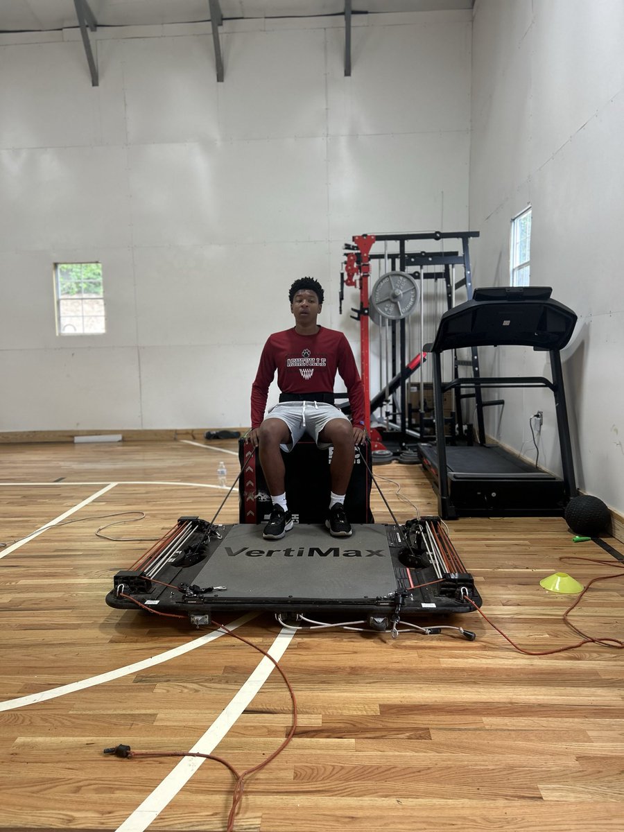 8TayWilliams's tweet image. A lil leg work today, gotta be more explosive 🧨 grinding everyday and gettin ready for the season @AHSCougarsFB