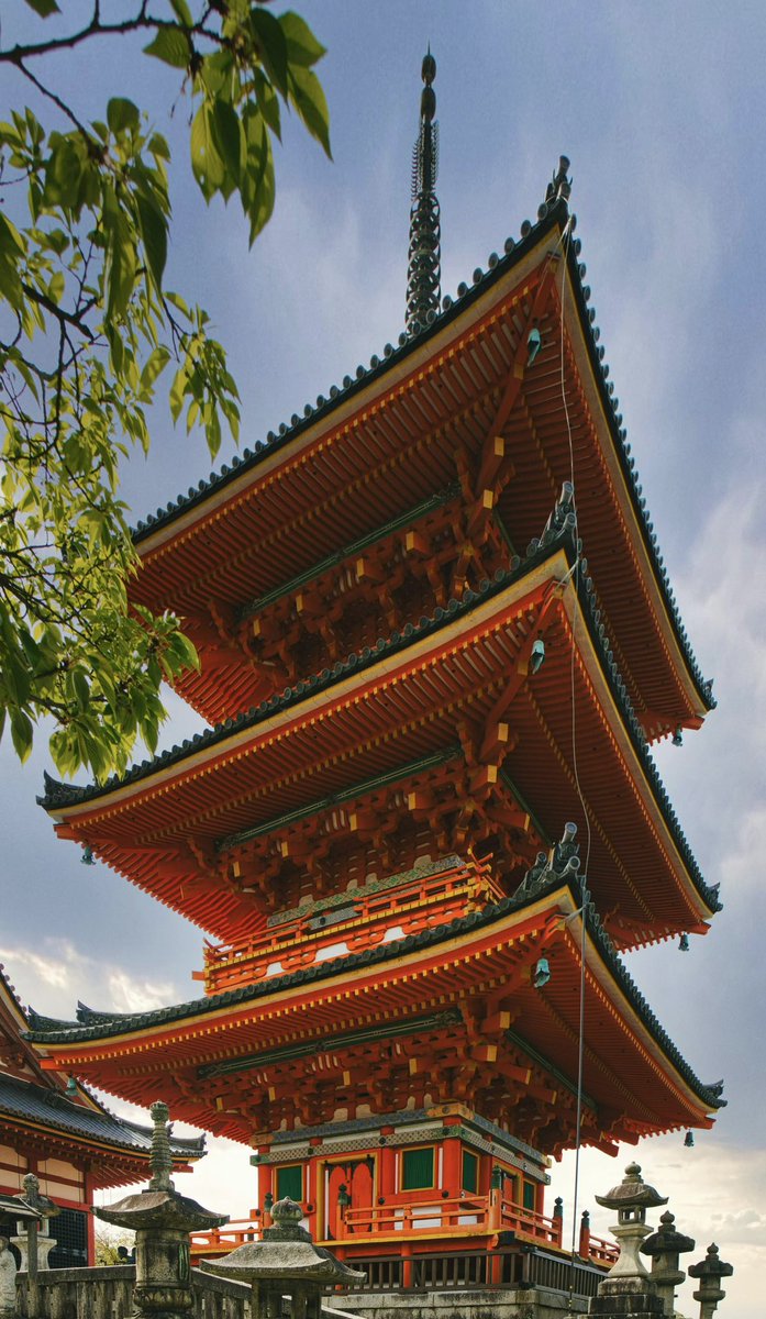 1981Sanctuaries's tweet image. Finding peace in the silence of a snow-covered temple. Kiyomizu-dera was founded in 778 AD and has survived for over 1,200 years. There is something so grounding about seeing these ancient structures stand still while the seasons change around them. #Zen #KyotoJapan #JapanTravel