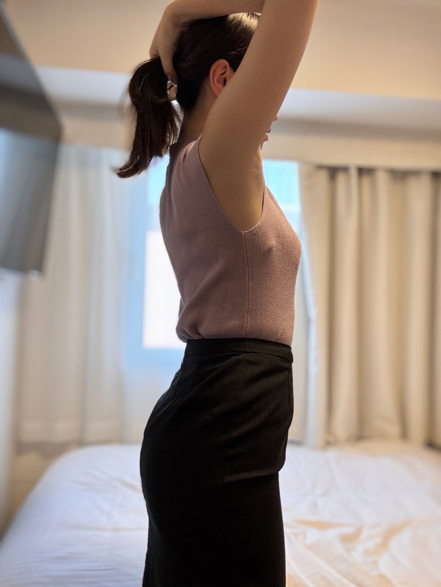 暑くなって髪を結ぼうとすると
何故か視線が集まる人妻 https://t.co/Cz2ryVJWcd