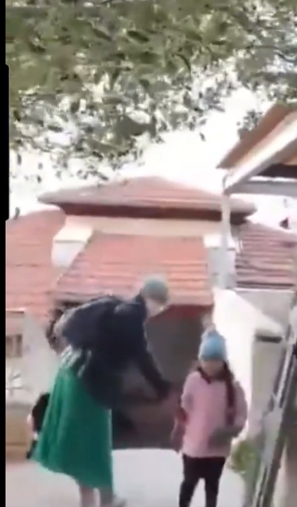 אין עלוב מזה... 
זאב אלקין זחל על ארבע בחזרה למיחראת הליכוד 
כדי לפגוש שם שוכני זבל כמו רמי בן יהודה, 
שפתח ג'ורה מטונפת על אשתו בפתח ביתם, 
גם מול בתם המבוהלת בת ה-5:
"רוסיה מטורפת, בוגדת עלובה - היא ובעלה מוכרים את ישראל".
אז רמי פותח עליו שוב ג'ורה והוא שותק.
איזו עליבות.