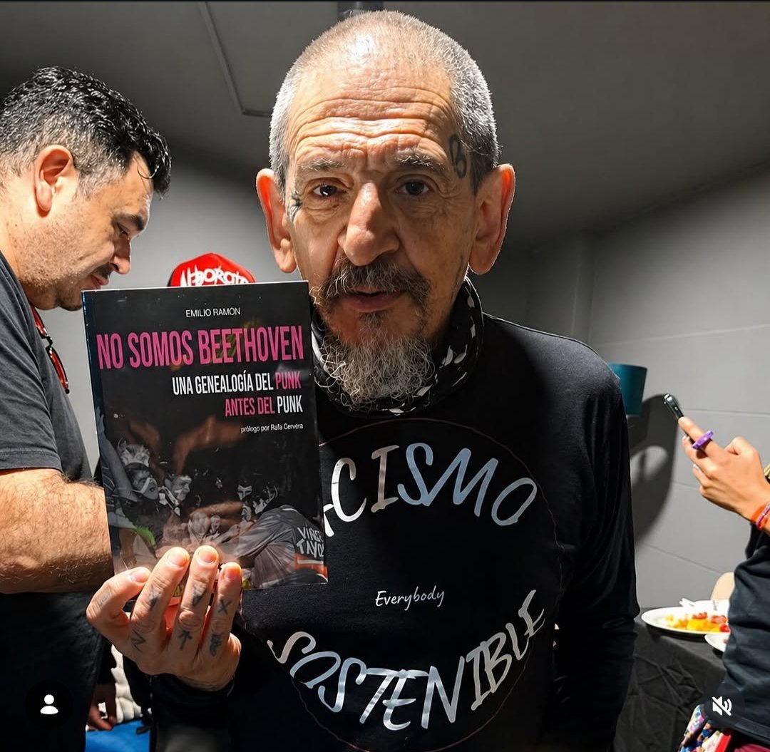 stgoandereditor's tweet photo. El gran #Evaristo de @La_PollaRecords @LOSGATILLAZO @ThekagasPunk #TheMeas @TropadoCaralloO y el libro No somos Beethoven. Una genealogía del #punk antes del #punk, del autor Emilio Ramón. Saludos y gracias! 🥳📚🚀🎸
📸 @polillarecords https://t.co/aRm0Dk6tg9