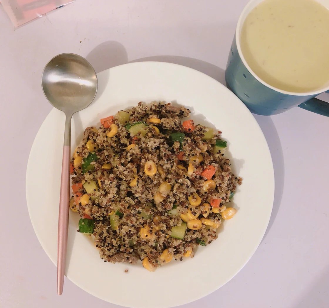 gabisinhagab's tweet image. "300-calorie lunch hack for fat loss: Grilled chicken + quinoa + roasted veggies . High protein, fiber, u0026 slow carbs—keeps you full 3hrs+! #FatLossMeal #CleanEating"