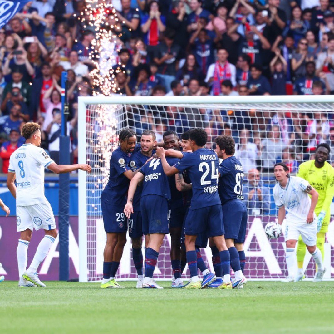 PSG_Report's tweet image. 🔴🔵 | 𝐅𝐔𝐋𝐋 𝐓𝐈𝐌𝐄: PSG 2-2 Lorient F.C

Ibrahim Mbaye 6’
Warren Zaïre-Emery 62’

The game ends in a draw at the Parc des Prince, Your thoughts on the game?  🗣️

#PSGFCL | #Ligue1