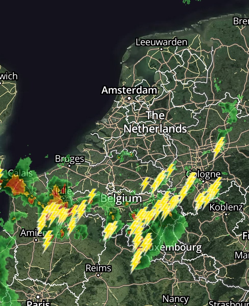Art_of_thunders's tweet image. ⛈️ Prachtige foto van het onweer gisteravond in Frankrijk. Deze avond zijn er nieuwe onweersbuien en ditmaal onderweg naar Nederland. Volg het actueel op art-of-thunders.nl/neerslagradar/

Foto van Nicolas Dumont 

#onweer 
#buien 
#weekend