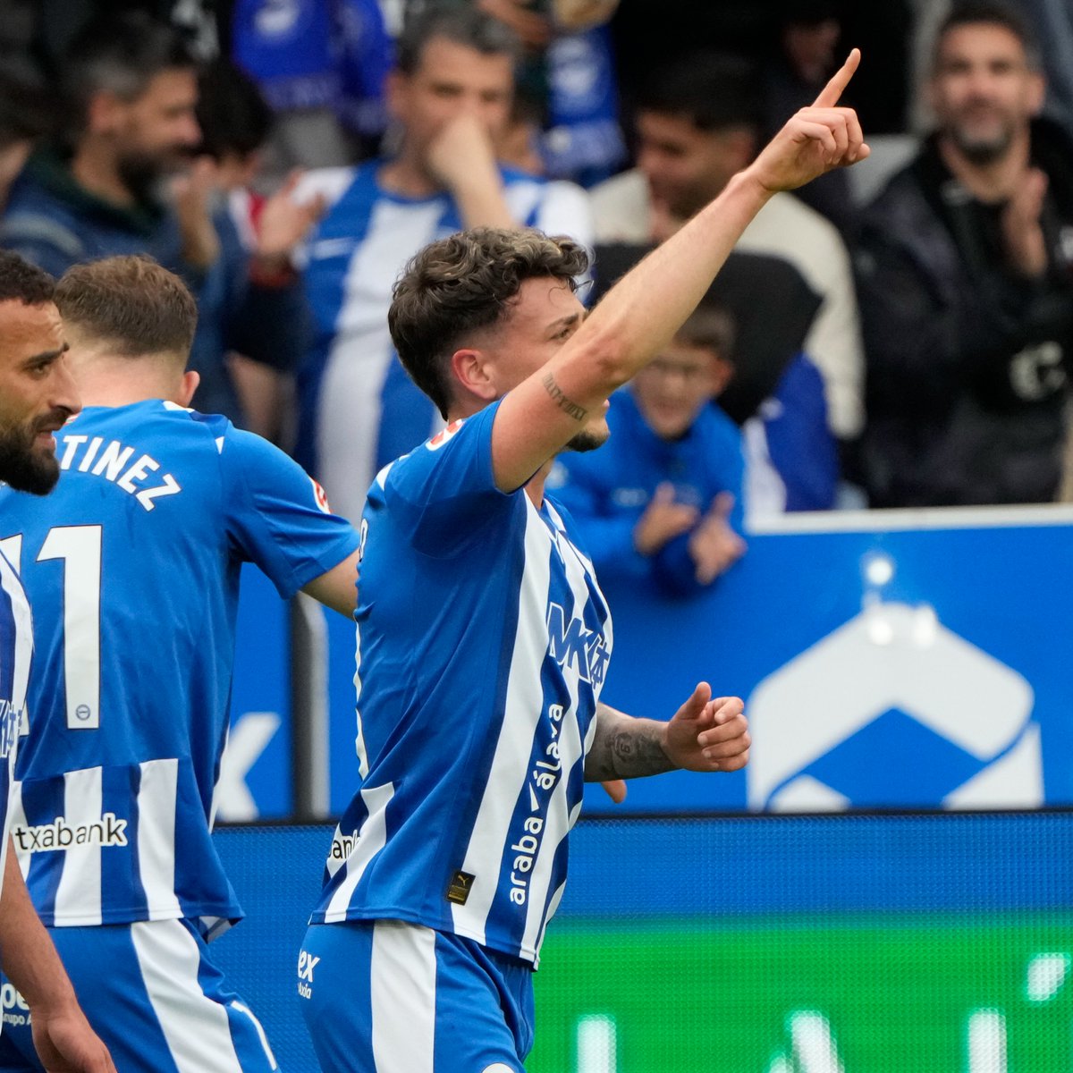 LaLiga's tweet photo. 💙 CAPITÁN @Antonio_6Blanco. 

#DesenlaceLALIGA | @Alaves https://t.co/WLYixecMZj