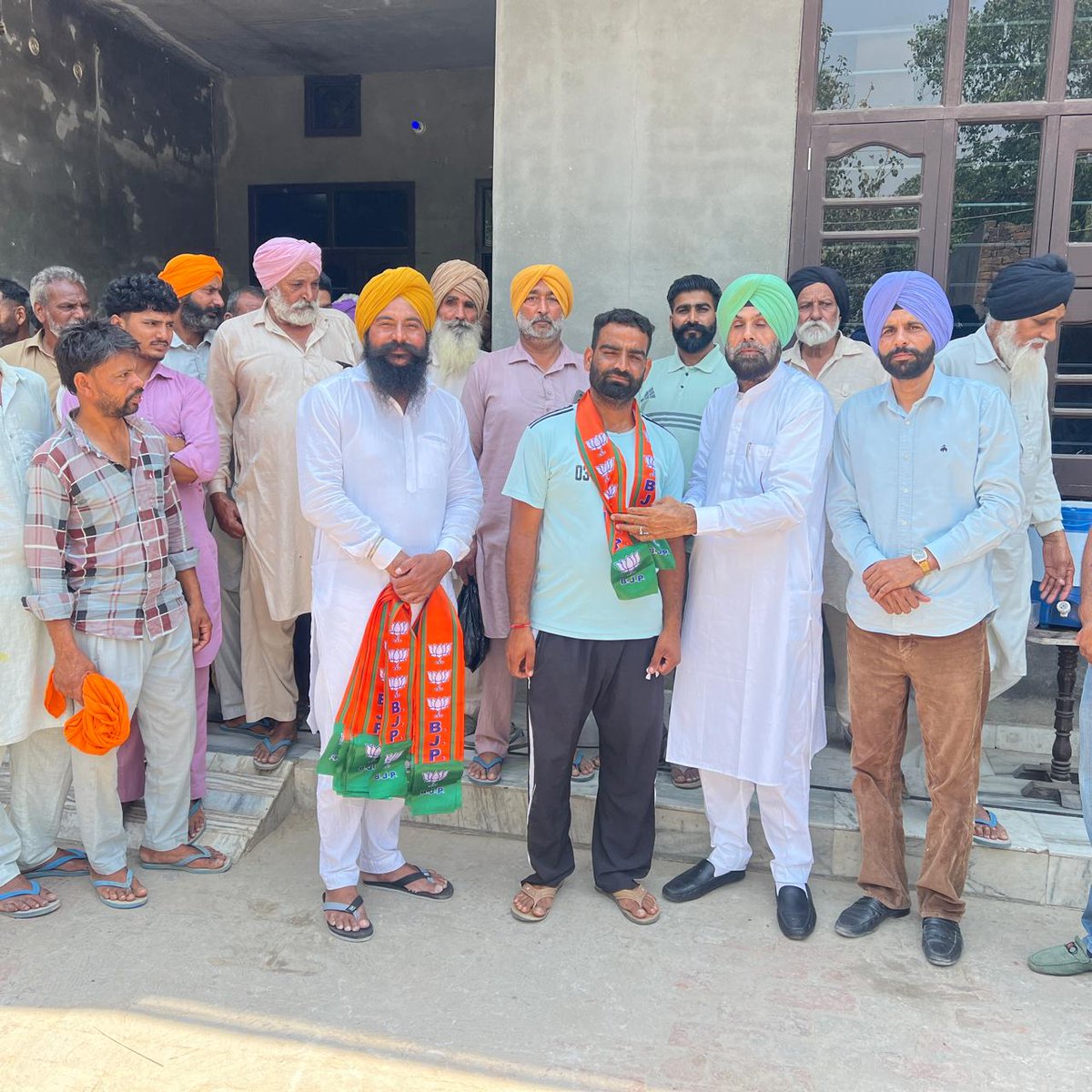 DayalSodhiBJP's tweet photo. ਅੱਜ ਭਾਰਤੀ ਜਨਤਾ ਪਾਰਟੀ ਨੂੰ ਵਿਧਾਨ ਸਭਾ ਹਲਕਾ ਮੌੜ ਵਿੱਚ ਉਸ ਸਮੇਂ ਬਲ ਮਿਲਿਆ ਜਦੋਂ ਪਿੰਡ ਸੂਚ ਵਿਖੇ ਭਾਜਪਾ ਦੀਆਂ ਨੀਤੀਆਂ ਅਤੇ ਕੇਂਦਰ ਦੀ ਮੋਦੀ ਸਰਕਾਰ ਦੀਆਂ ਸਕੀਮਾਂ ਤੋਂ ਪ੍ਰਭਾਵਿਤ ਹੋ ਕੇ ਬਹੁਤ ਸਾਰੇ ਪਰਿਵਾਰਾਂ ਨੇ ਭਾਰਤੀ ਜਨਤਾ ਪਾਰਟੀ ਵਿੱਚ ਸ਼ਮੂਲੀਅਤ ਕੀਤੀ ਗਈ।
#BJP4IND #BJPPunjab
#NarinderModi #BLSanthosh #AmitShah https://t.co/iIMPoJi5dp