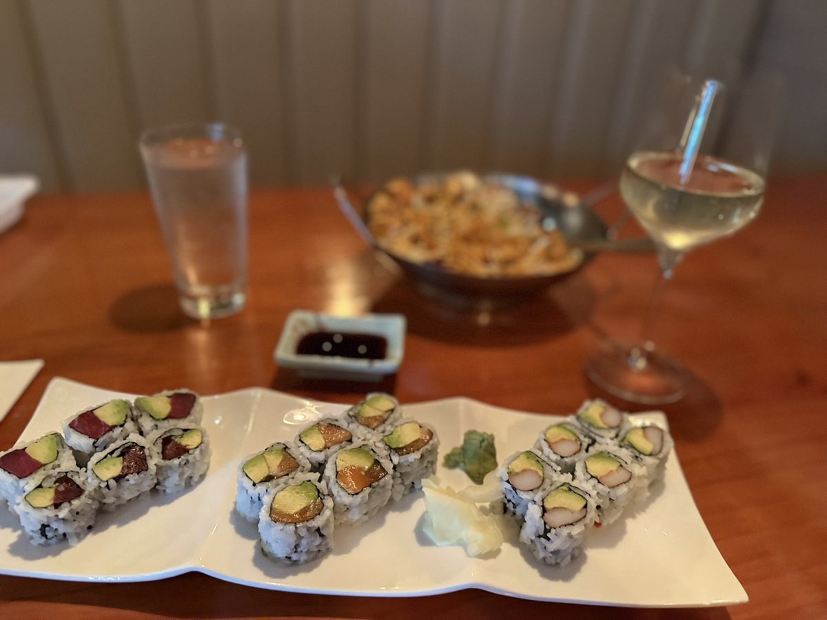 Oksanchik111180's tweet image. Rain outside but beautiful atmosphere inside. After a beautifully done manicure, I found my way to Mizu 21 Restaurant- relaxing music, Sichuan MaLa chicken, the best sushi 🍱 &amp;amp; a glass of chilled wine . Just perfect. 
#simplepleasures #WeekendVibes
