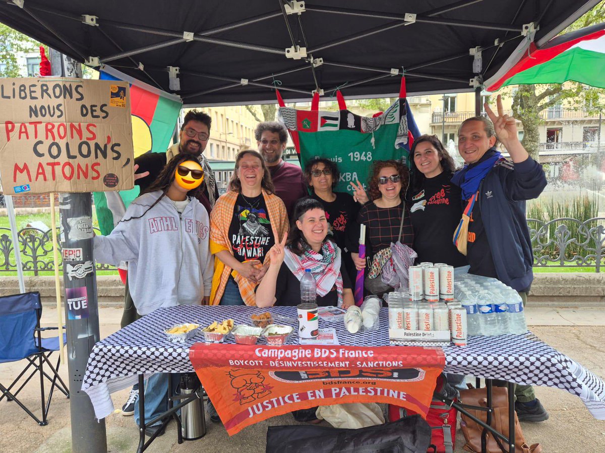 BDS422's tweet photo. ✊🏽🇵🇸 BDS Sainté présent le premier mai à Sainté ! 
👉🏽 Distribution du tract pour notre RDV du 12 mai pour une contre-soirée Eurovision, avec conférence et karaoké 🎙️🕺🏽💃🏽
❌ Dénonçons la présence d'Israël, boycottons l'Eurovision ! https://t.co/0oO2wx7dyu