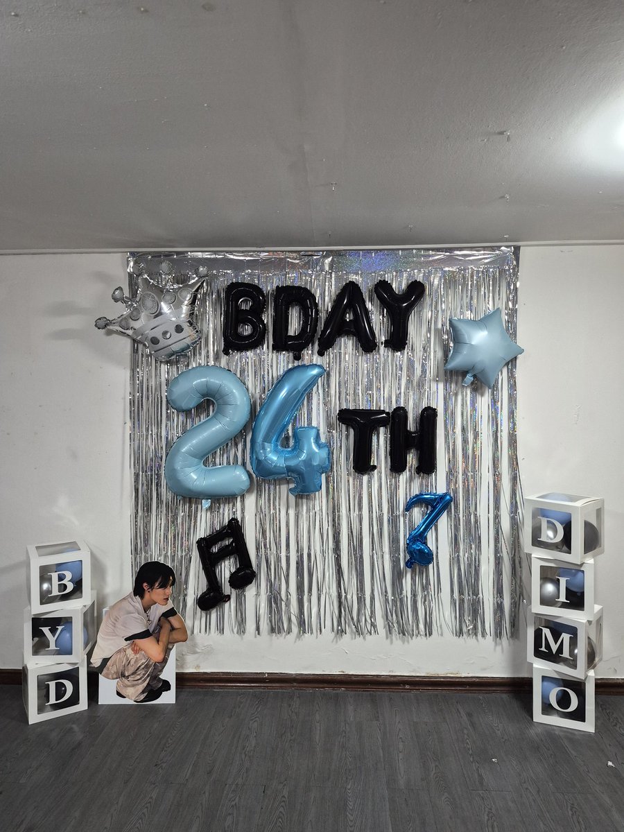 ｡⋆ ꪆৎ ˚ DamieBirthlyrics ⋆˚✿ ₊˚ 𐙚 ₊
24th BDAY cafe event 

พี่ดีโมเร้กมายืนรอต้อนรับบายดีทุกคนแล้ว
สำหรับงาน #damiebirthlyrics 3 May  
( 10:00-17:00 ) งานมีวันเดียวเท่านั้นน้า
อย่าลืมแต่งตัวสวย ๆ มาถ่ายรูปกันนะคะ 🩵

#BANGYEDAM #방예담  
#HAPPYYEDAMDAY