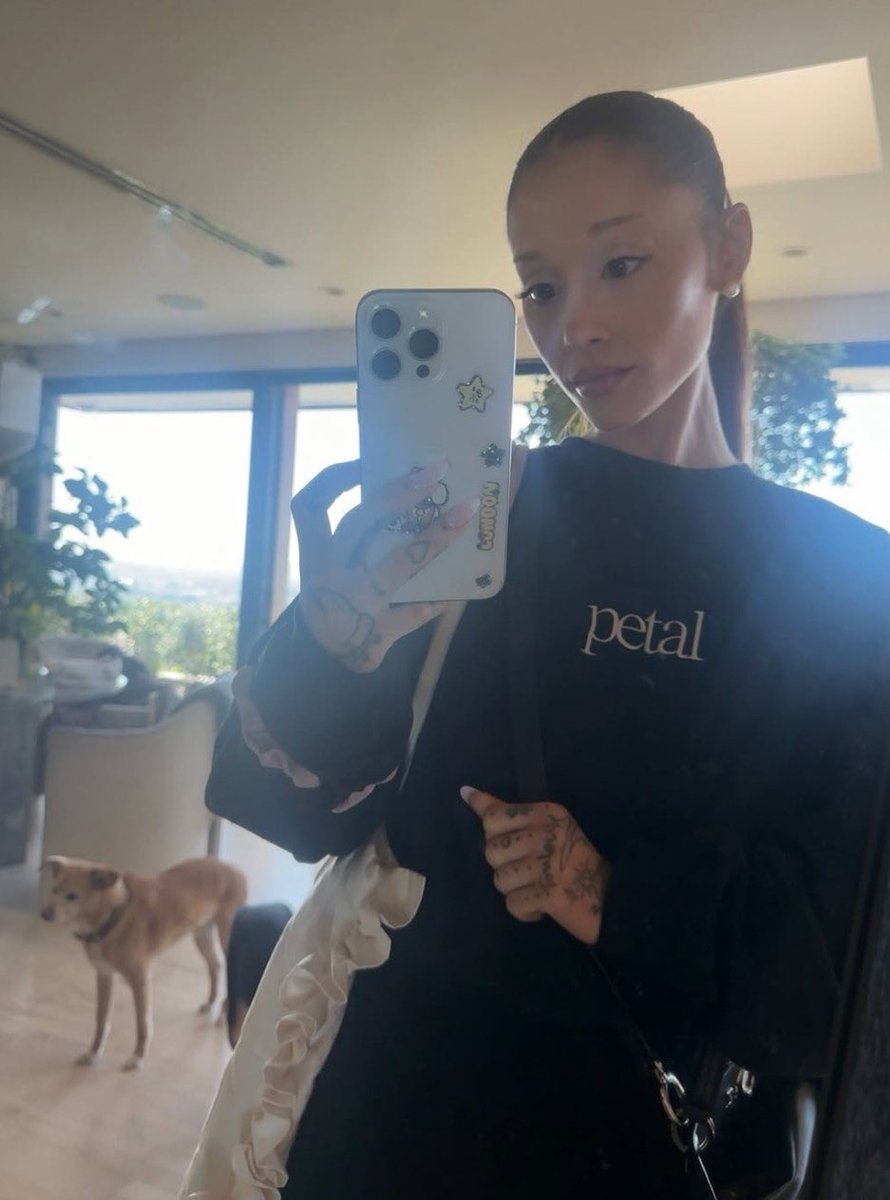 TeamArianaBE's tweet image. #PHOTOS: Ariana et @rembeauty via Instagram.
