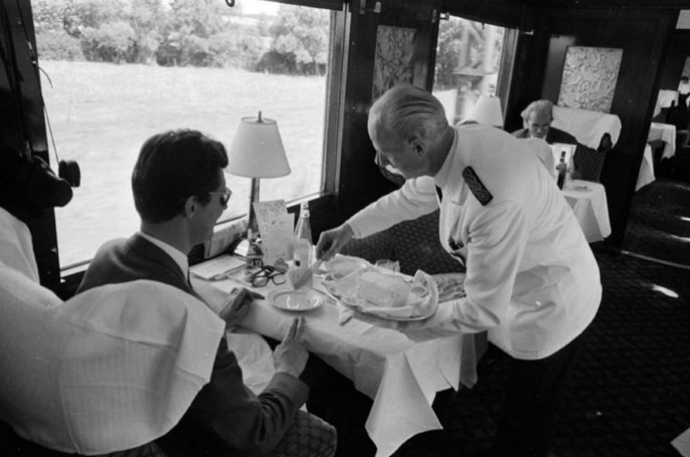 A la voiture-bar tweet media