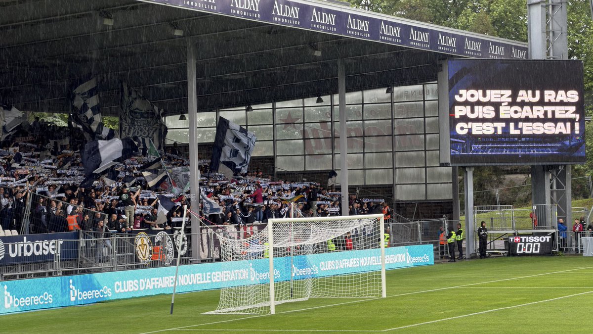 HebdoCharly's tweet photo. Allez @girondins 💙🤍 https://t.co/B4NI5yhUAH