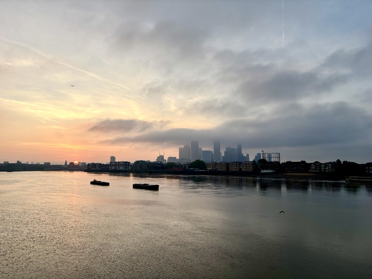 DawnNeesom's tweet image. Nice cheer up pic for you. Sunrise over east London today. You know the home of #WestHam. Oh wait, scrub that cheer up stuff🫣⚒️#Hammers #eastLondon #WHUFC #relegation