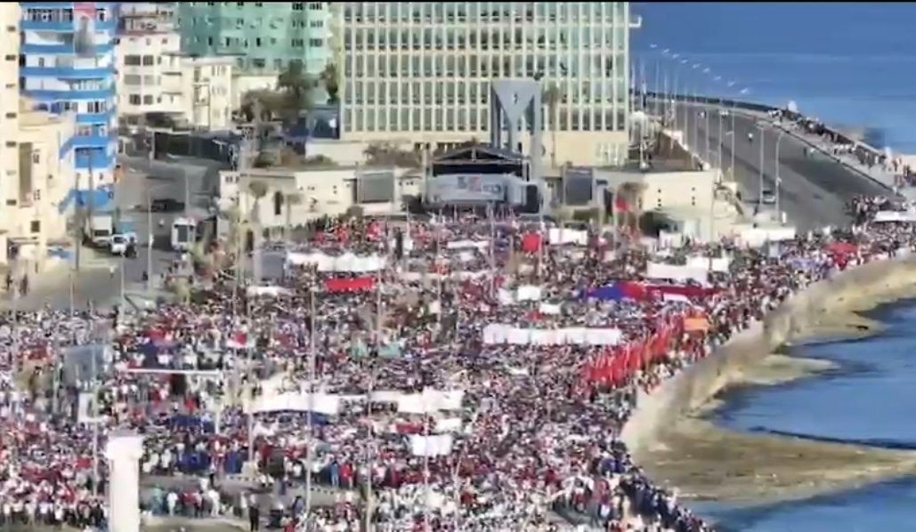 Frente a las amenazas del Imperio, frente al coro anexionista, frente al cerco, Cuba está firme. Más d 6 millones firmamos ntro compromiso c/la Patria y luego marchamos el #1Mayo.   "Ningún agresor, x
poderoso que sea, encontrará rendición en Cuba" <a href="/DiazCanelB/">Miguel Díaz-Canel Bermúdez</a>
#LaPatriaSeDefiende