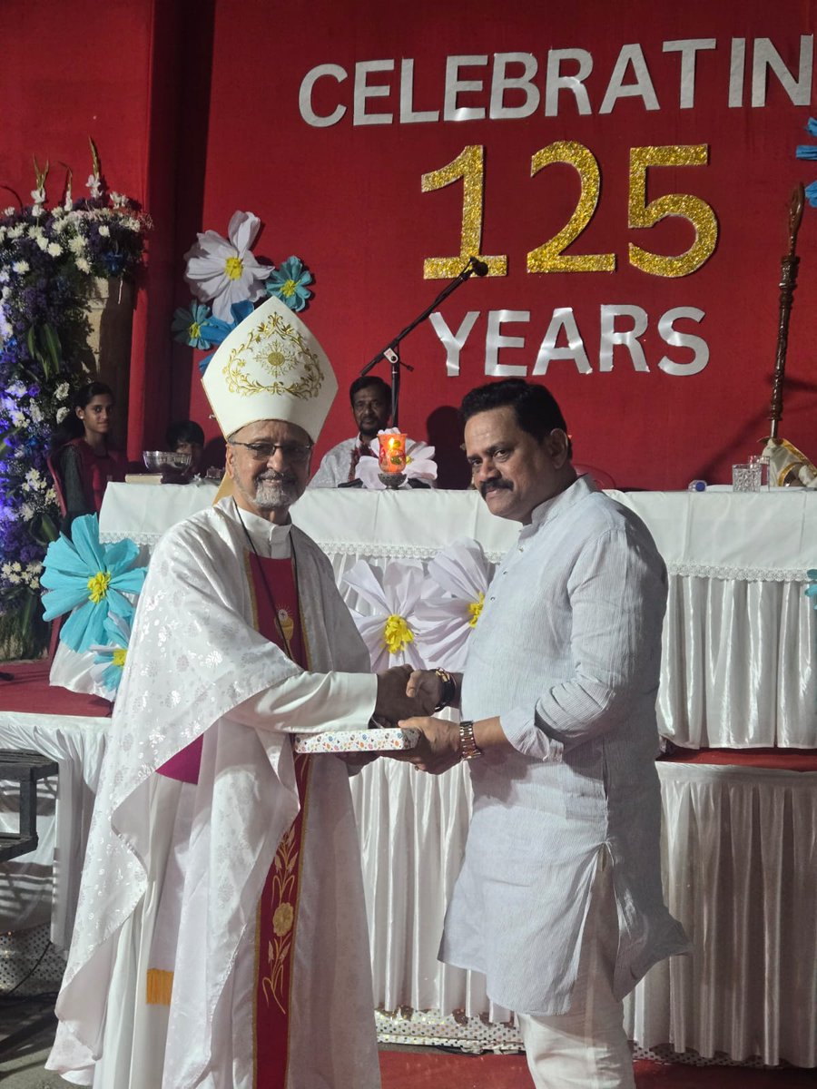 rajanvichare's tweet photo. ठाण्यातील चराई येथील ऐतिहासिक 'क्रॉस'च्या स्��ापनेला आज १२५ वर्षे पूर्ण झाली आहेत. या निमीत्ताने आज चराई येथे भेट देऊन ख्रिस्ती बांधवांशी संवाद साधला आणि या ऐतिहासिक क्षणाचे साक्षीदार होता आले.
#Thane #Charai #125YearsOfFaith #HistoricalThane #RajanVichare https://t.co/CZ4tSuS3HO