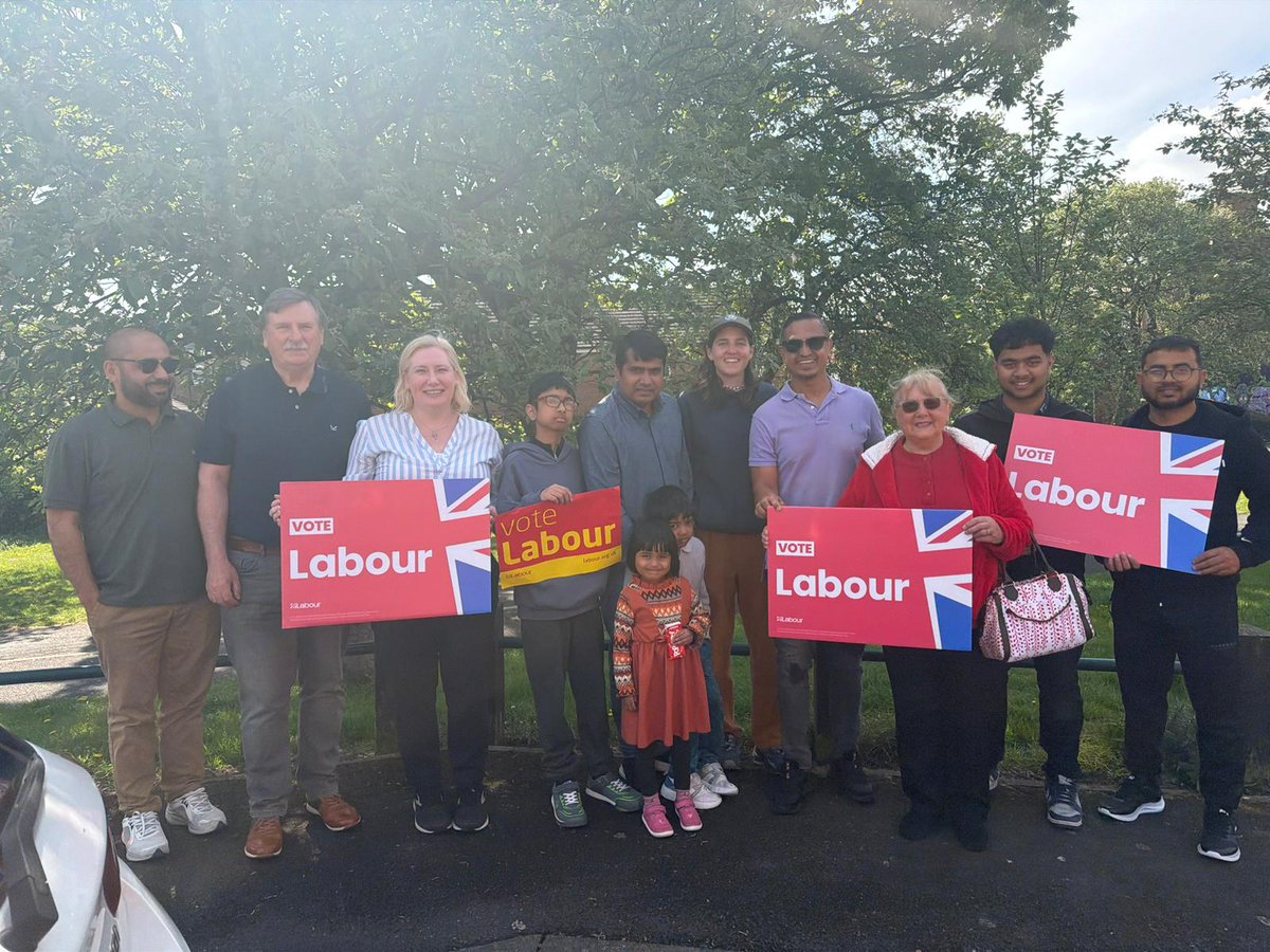 EmmaLewell's tweet image. A glorious day on the #LabourDoorstep supporting our great candidates in Beacon &amp;amp; Bents, Cleadon Park and Westoe. #VoteLabour ☀️🗳🌹