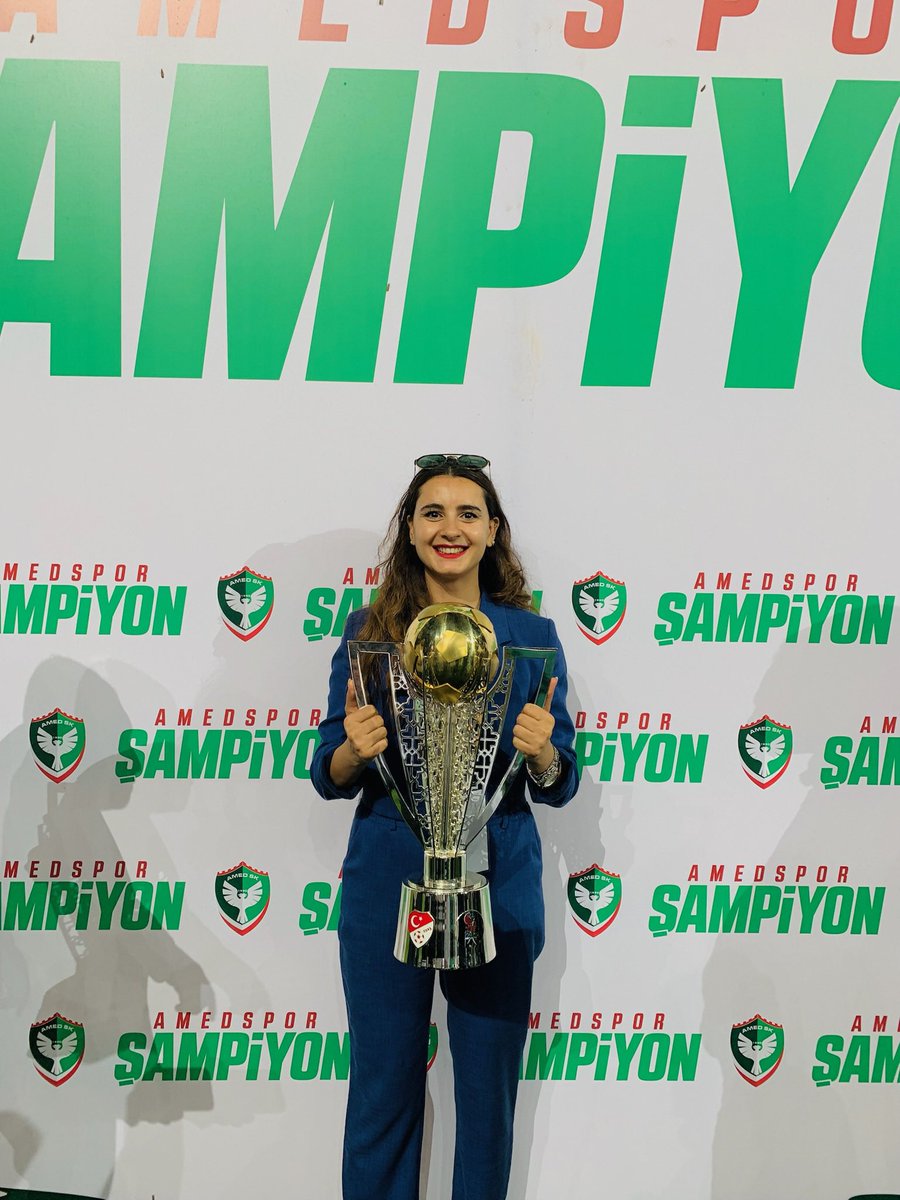 soziimm's tweet photo. Kupalar değişir ama hikayemiz asla! 😎
@amedskofficial 💚❤️
#amedspor 
#amedsporşampiyon
#süperlig
#emhatın 🤠 https://t.co/5Qk9kIBIC1