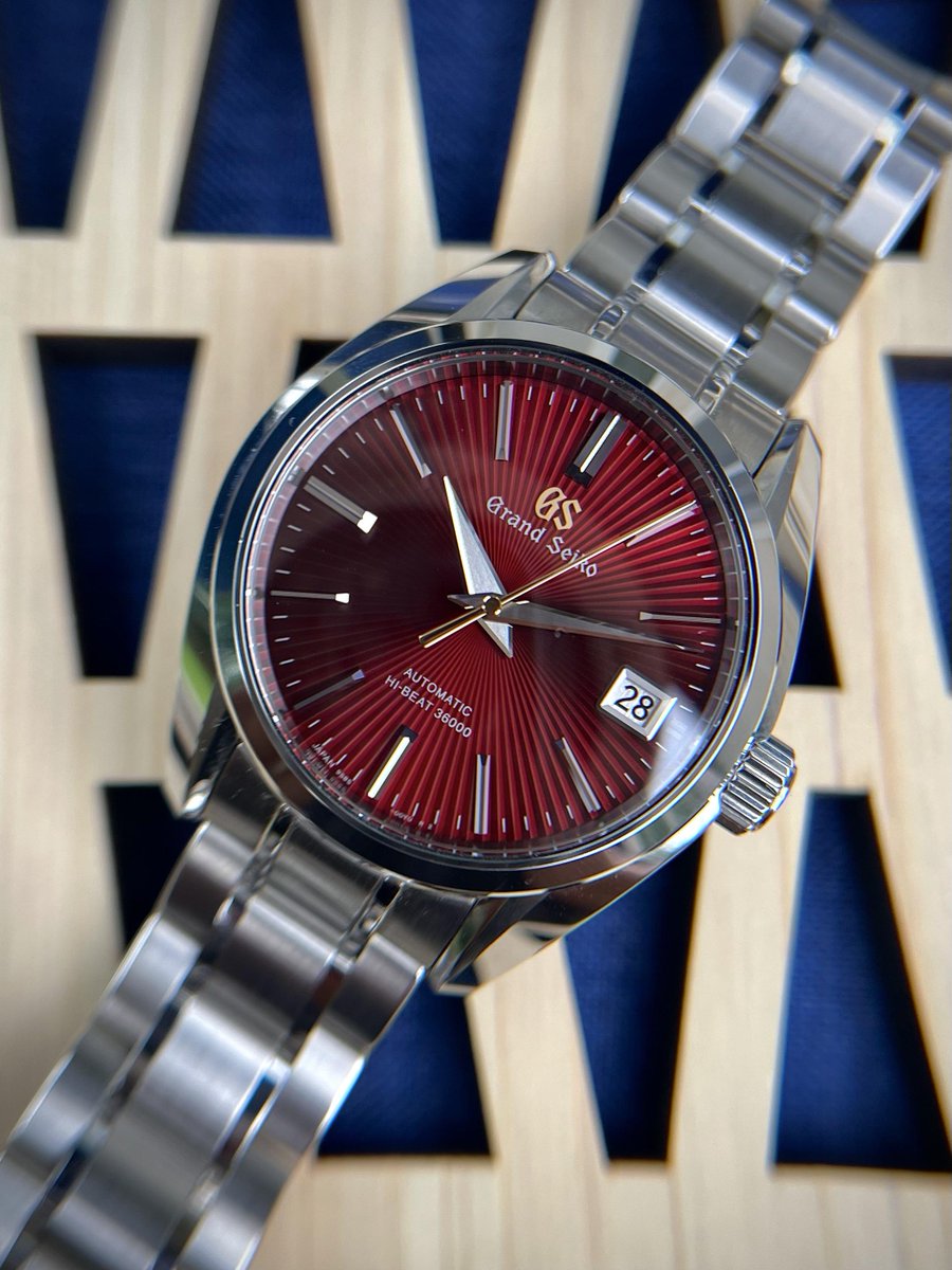 WatchPatrolRF's tweet image. 🌄 The Mt. Iwate dial on this SBGH327 dances with every shift of light—photos can’t do it justice. Only 168 made, powered by Grand Seiko’s hi-beat 9S85. #GrandSeiko #HiBeat #LimitedEdition #Perfect_Worth_6574

💰 $5,999 at wptrl.co/l/2954006