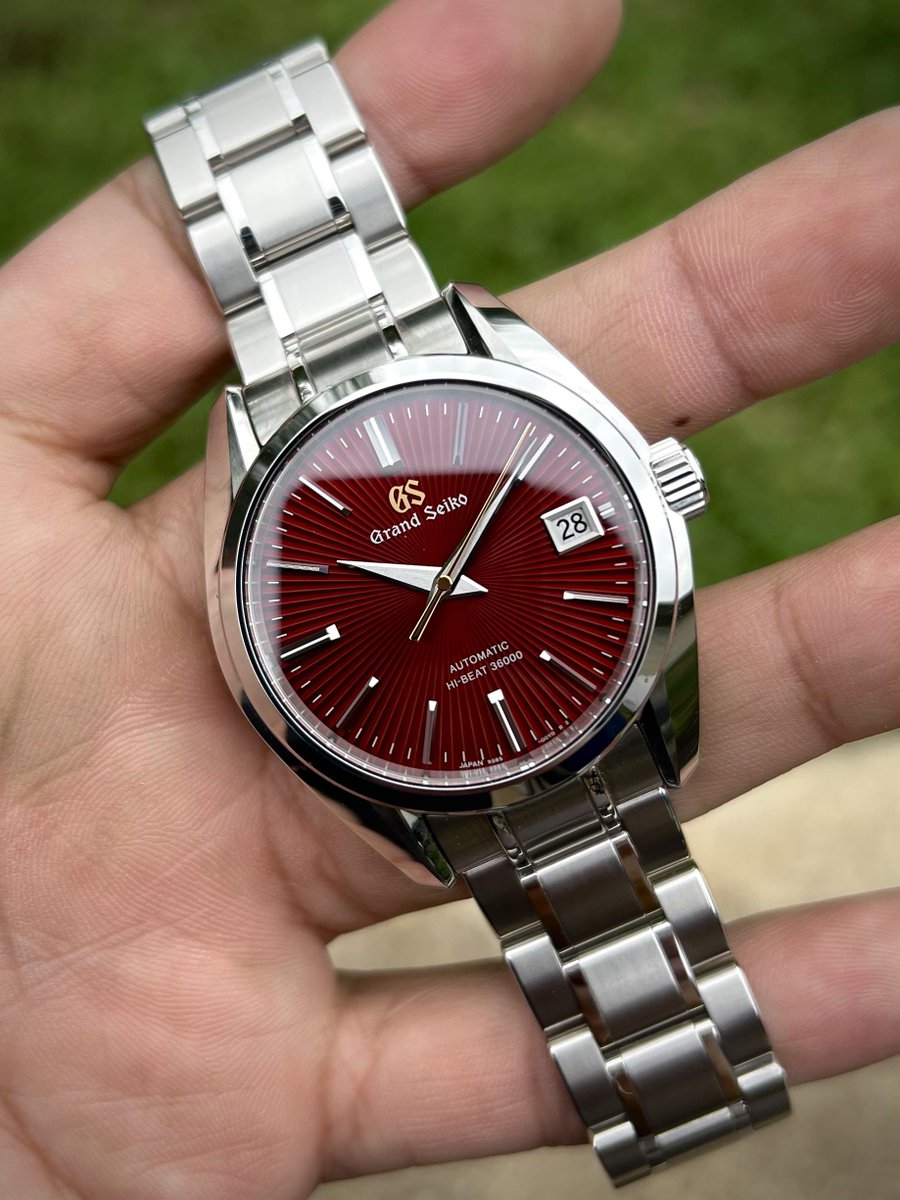 WatchPatrolRF's tweet image. 🌄 The Mt. Iwate dial on this SBGH327 dances with every shift of light—photos can’t do it justice. Only 168 made, powered by Grand Seiko’s hi-beat 9S85. #GrandSeiko #HiBeat #LimitedEdition #Perfect_Worth_6574

💰 $5,999 at wptrl.co/l/2954006