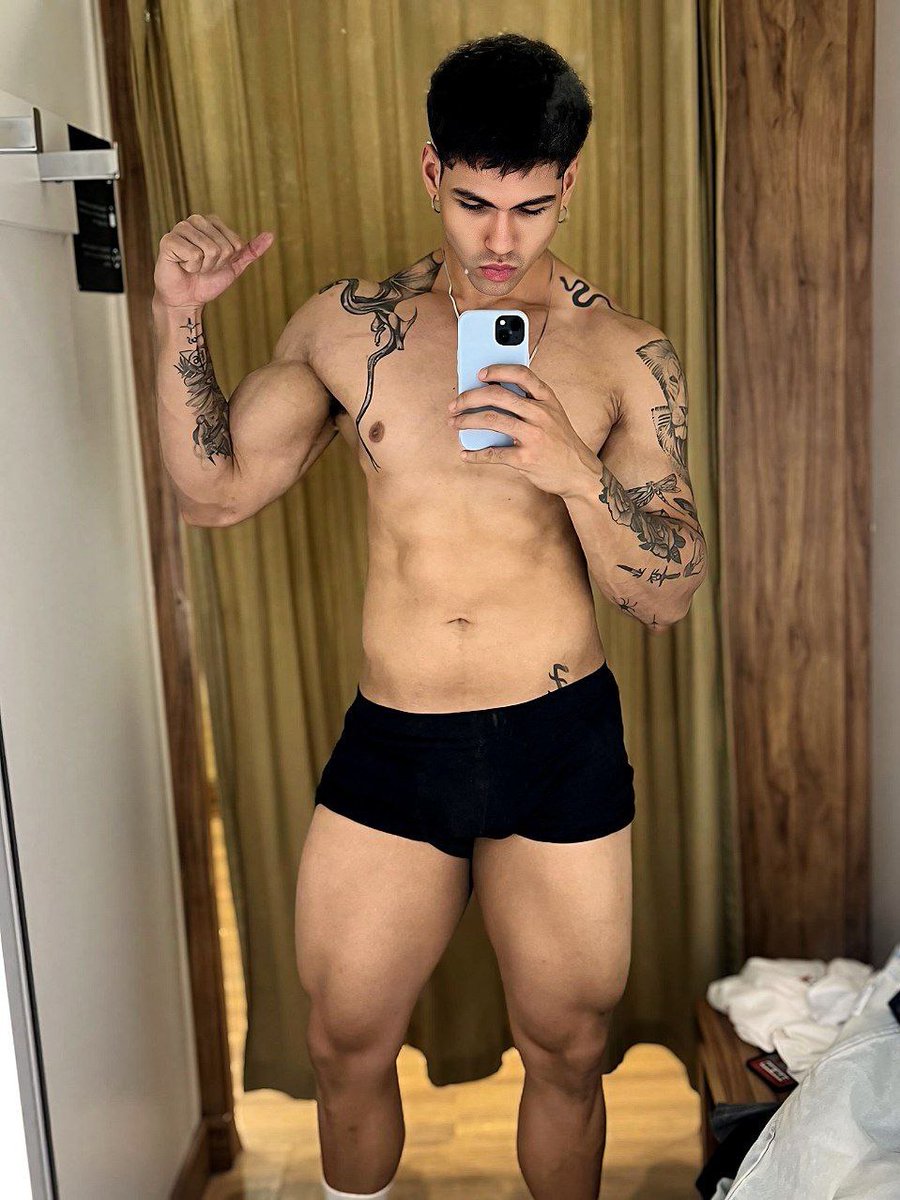 QuieroEstarAhi's tweet photo. Tan simple, tan él. 🌿

#EncantoNatural #tattooedmen https://t.co/WYr3eBinky