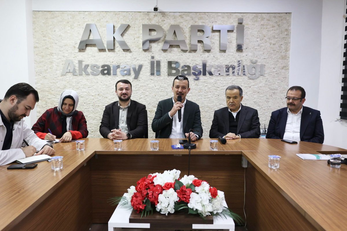 cengizaydogdu_'s tweet photo. Aksaray Ak Teşkilatta dijital okuryazarlık seferberliği…

Kadın kollarımız yine çok hayati bir sorunu değerlendirmeye almış ve bu konudaki sorumluluğunun farkında olarak üzerine düşeni yapmak için kolları sıvamış. 
Başta İl Başkanımız Hamza Aktürk bey olmak üzere Kadın Kolları Başkanımız Sultan Billur’u ve bu güzel işe emek veren bütün teşkilat mensuplarımızı canı gönülden tebrik ediyorum. 
Dijital okuryazarlık konusu önümüzdeki on yıllarda milletimizin her bir ferdinin ve bilhassa anne baba sorumluluğundaki ebeveynlerin temel endişesi olacak gibi görünüyor. Çocuklarımızı internet heyulalarının eline bırakmamak çok hayati bir konu Bu konuda alınacak her türlü ön tedbirin milletimizin bekası ile ilgili olduğunun farkında olarak Aksaray AK PARTİ il kadın kolları Başkanlığını hasseten tebrik ediyorum.