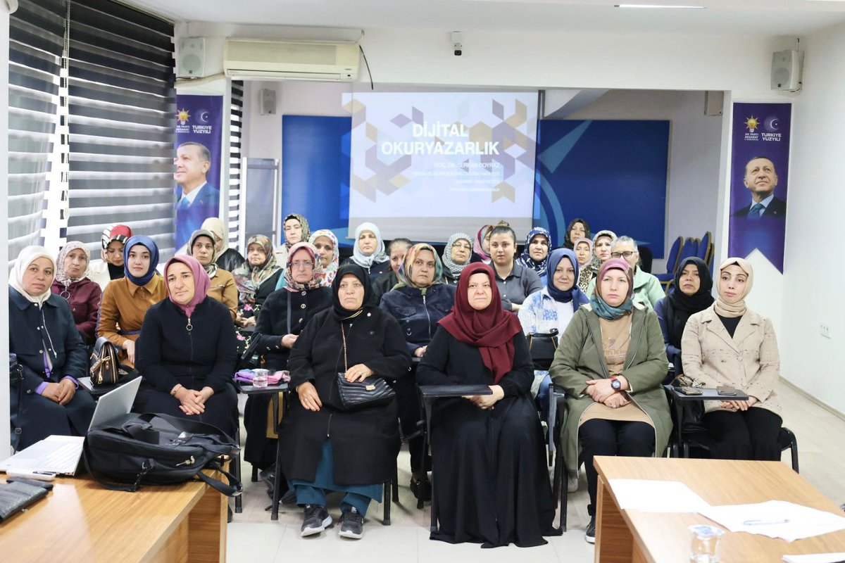 cengizaydogdu_'s tweet photo. Aksaray Ak Teşkilatta dijital okuryazarlık seferberliği…

Kadın kollarımız yine çok hayati bir sorunu değerlendirmeye almış ve bu konudaki sorumluluğunun farkında olarak üzerine düşeni yapmak için kolları sıvamış. 
Başta İl Başkanımız Hamza Aktürk bey olmak üzere Kadın Kolları Başkanımız Sultan Billur’u ve bu güzel işe emek veren bütün teşkilat mensuplarımızı canı gönülden tebrik ediyorum. 
Dijital okuryazarlık konusu önümüzdeki on yıllarda milletimizin her bir ferdinin ve bilhassa anne baba sorumluluğundaki ebeveynlerin temel endişesi olacak gibi görünüyor. Çocuklarımızı internet heyulalarının eline bırakmamak çok hayati bir konu Bu konuda alınacak her türlü ön tedbirin milletimizin bekası ile ilgili olduğunun farkında olarak Aksaray AK PARTİ il kadın kolları Başkanlığını hasseten tebrik ediyorum.